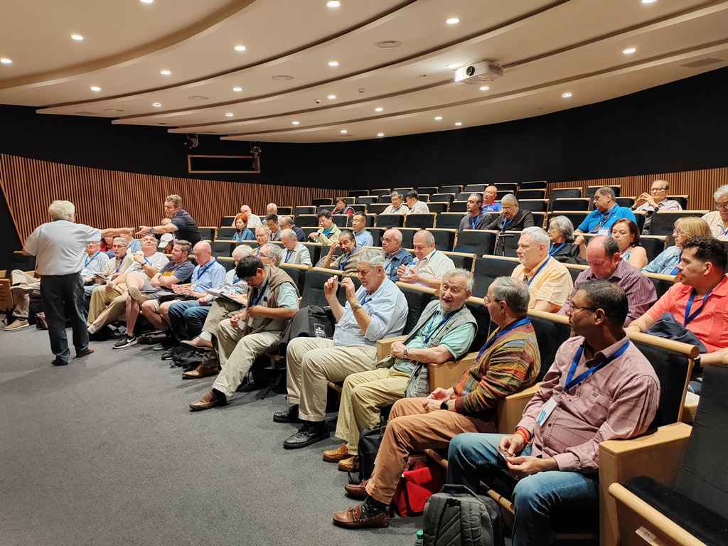 A komiszerek első találkozója